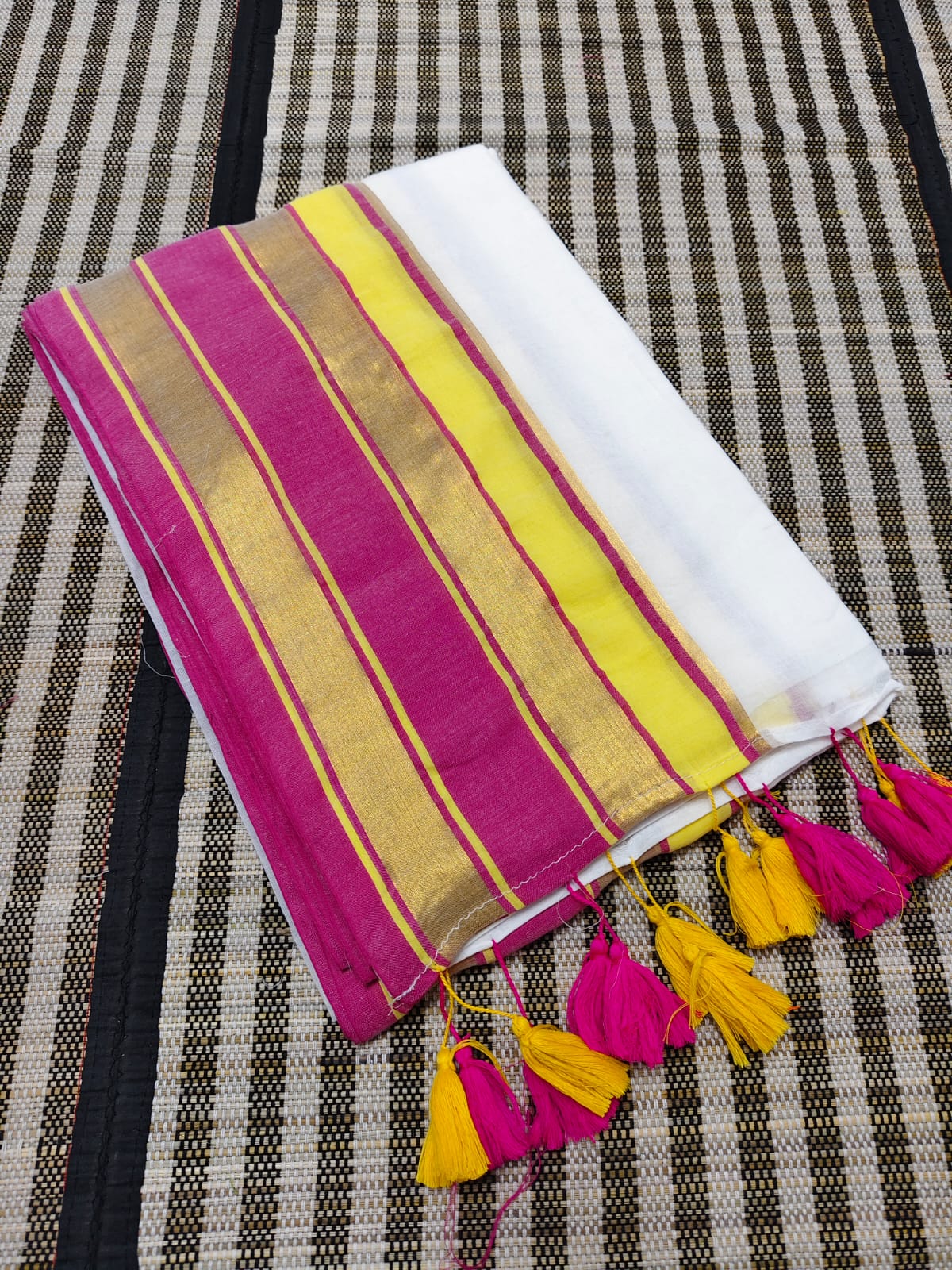 c Elegant Handloom Mal Cotton Saree with Contrast Border & Tassel Pallu With B.P. - Image 1